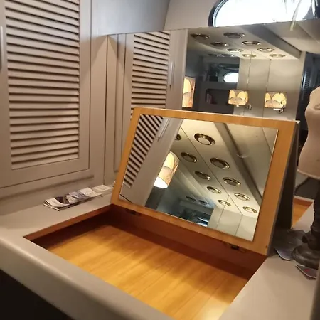 Loc De Sur Yacht 보트호텔 그륏상