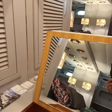 보트호텔 Loc De Sur Yacht 그륏상