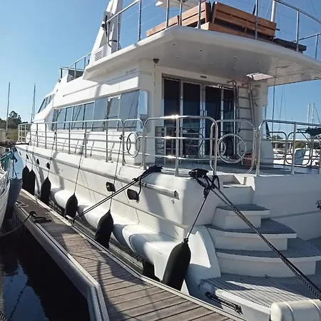 Loc De Sur Yacht *