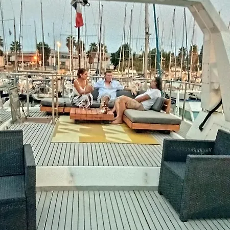 Botel Loc De Sur Yacht