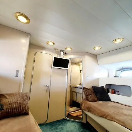 Botel Loc De Sur Yacht